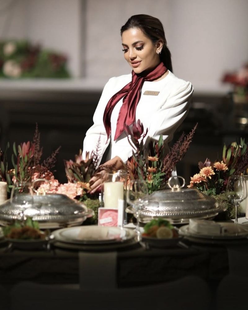 A Voil&agrave; Protocol supervisor setting the dinner table